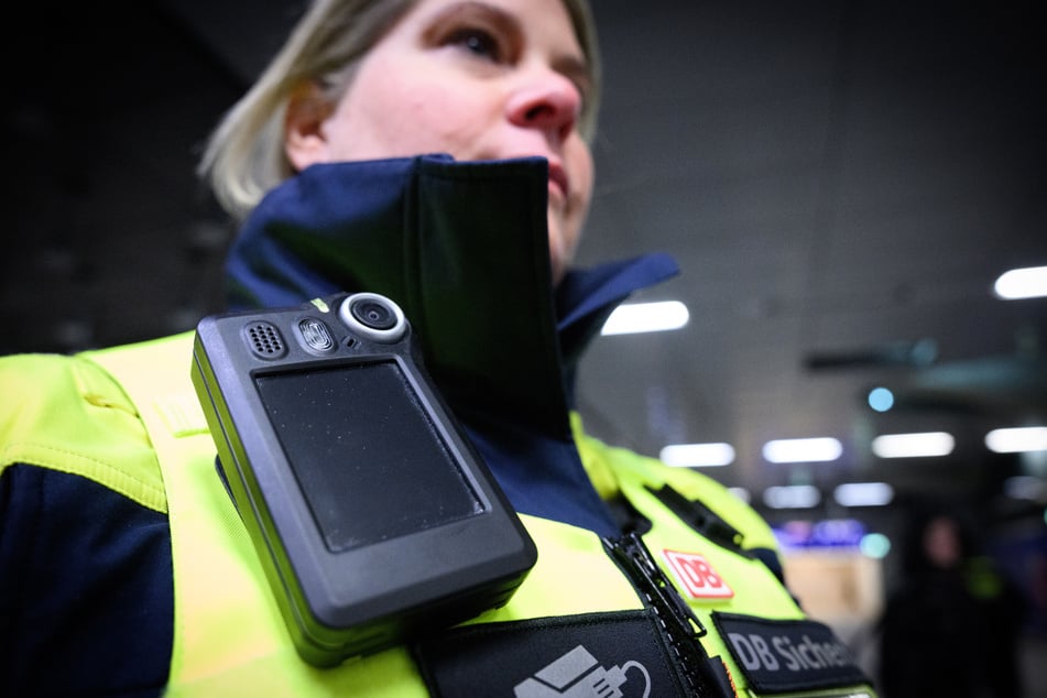NRW fordert vom Bund Rechtssicherheit für das Tragen von Bodycams durch DB-Mitarbeiter.