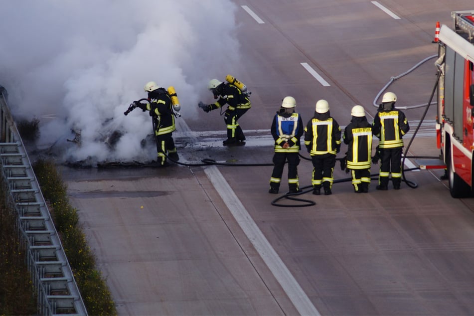 Unfall A9: Mitten auf A9: Auto geht plötzlich in Flammen auf!
