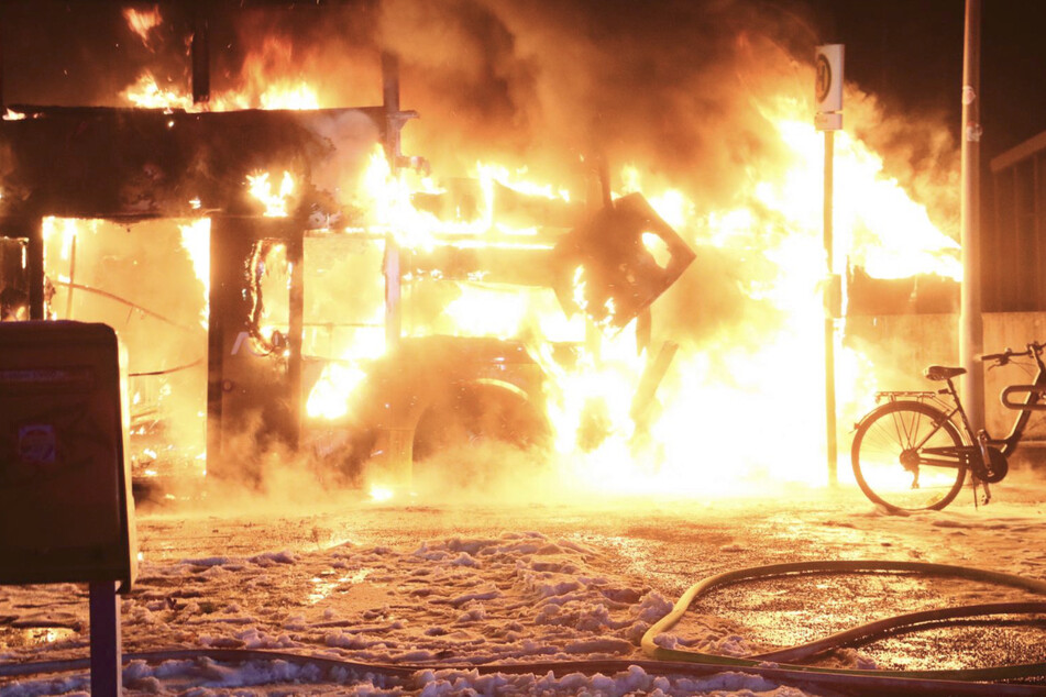 Der Bus stand lichterloh in Flammen.