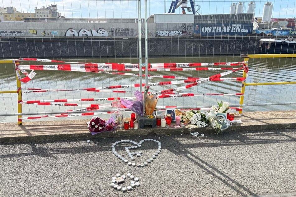 Ausdruck der großen Trauer: Am Ort der Unfalltragödie wurden Kerzen und Blumen abgelegt.