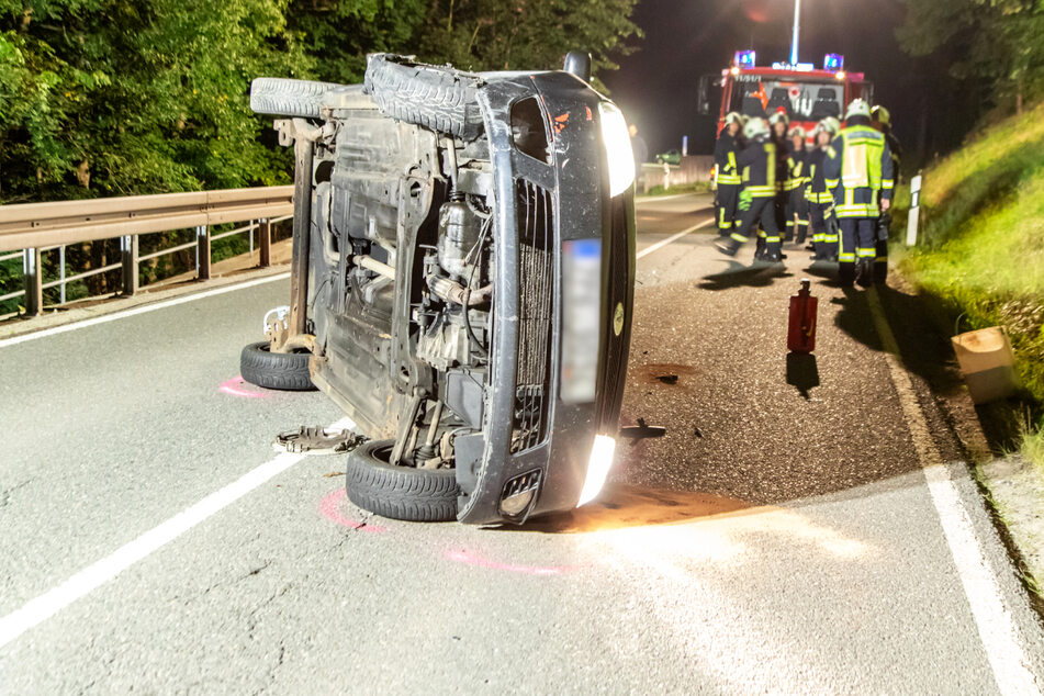 Crash im Erzgebirge: Ford überschlägt sich, Fahrerin schwer verletzt