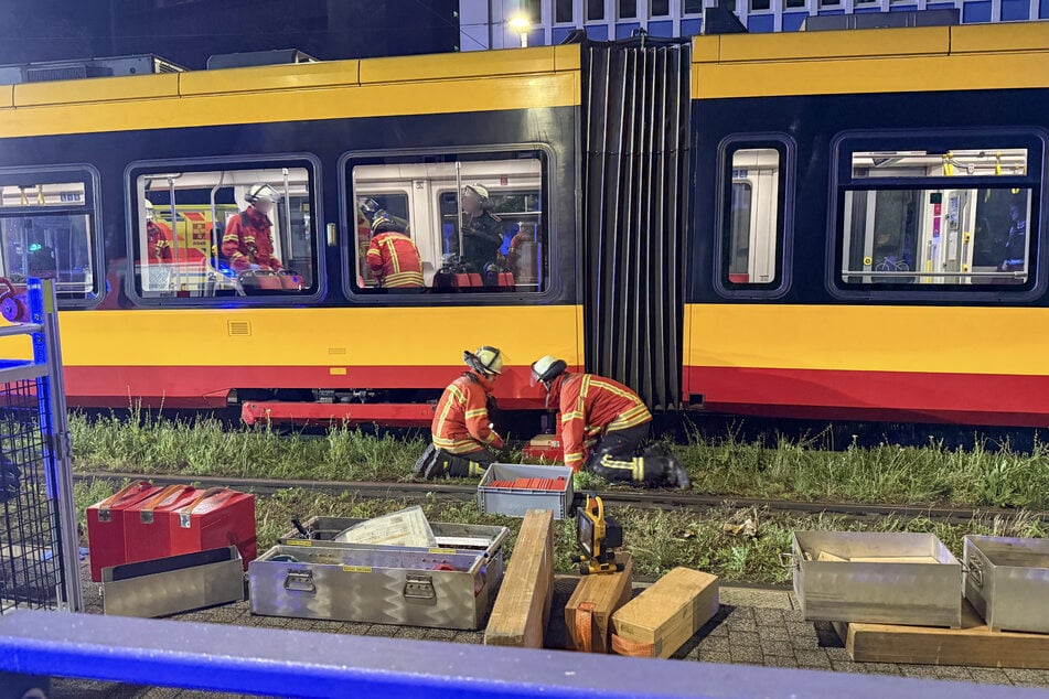 Ein Mann ist in der Nacht zwischen einer Straßenbahn und dem Gleisbett eingeklemmt worden.