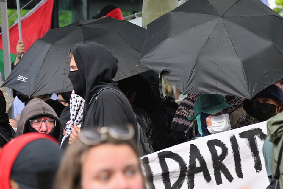 Zahlreiche Teilnehmer der Anti-Kriegs-Demo hatten sich vermummt.