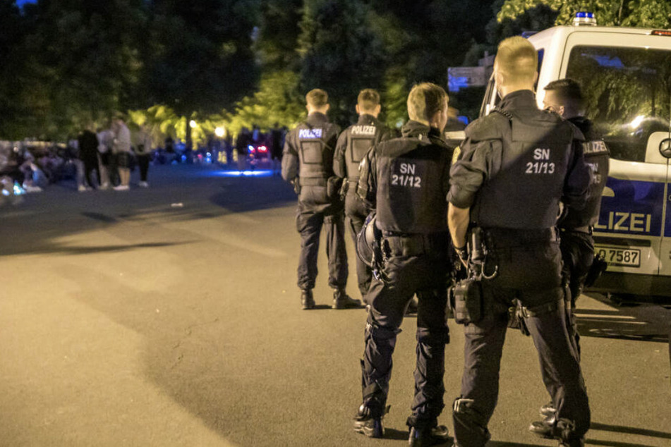 Polizeieinsatz auf der Sachsenbrücke: Erst am Sonntagmorgen wurde ein 19-Jähriger im Bereich des Party-Hotspots in Leipzig überfallen und ausgeraubt.