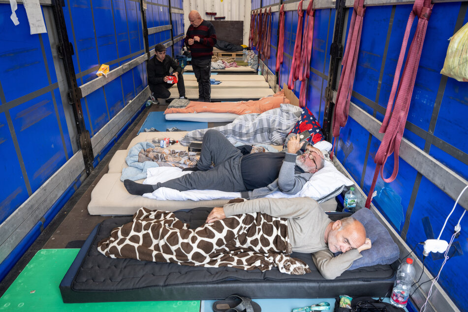 Aufgrund eines Lohnstreiks harren die Lastwagenfahrer bereits seit mehreren Monaten aus auf provisorischen Betten aus.