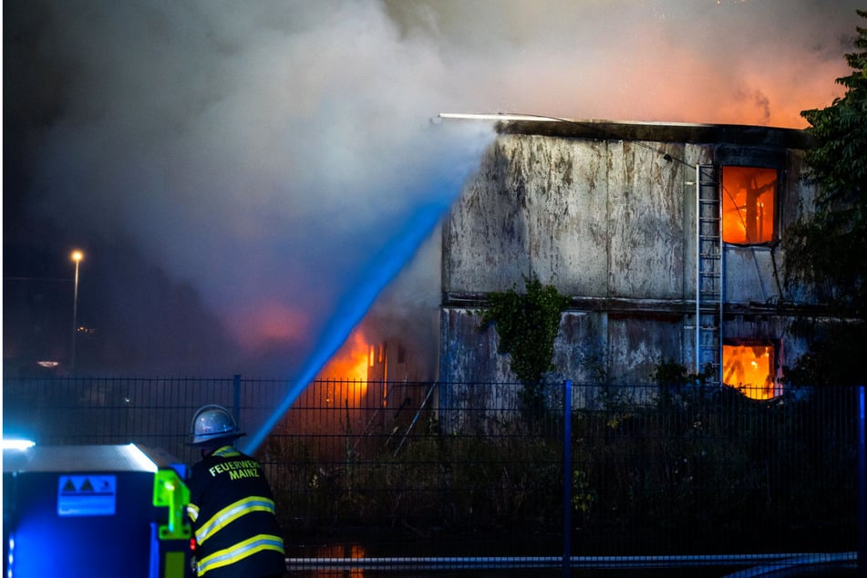 Ein Übergreifen der Flammen auf andere Gebäude hatte die Feuerwehr verhindern können.