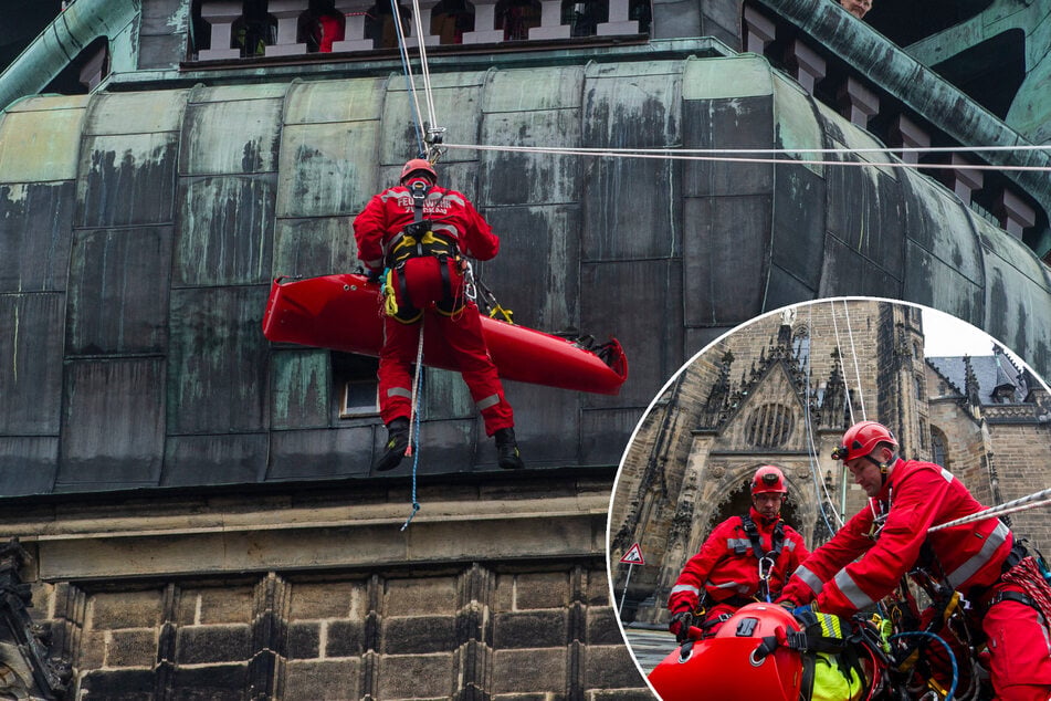 Alarm am Zwickauer Dom: Feuerwehr probt Turm-Rettung