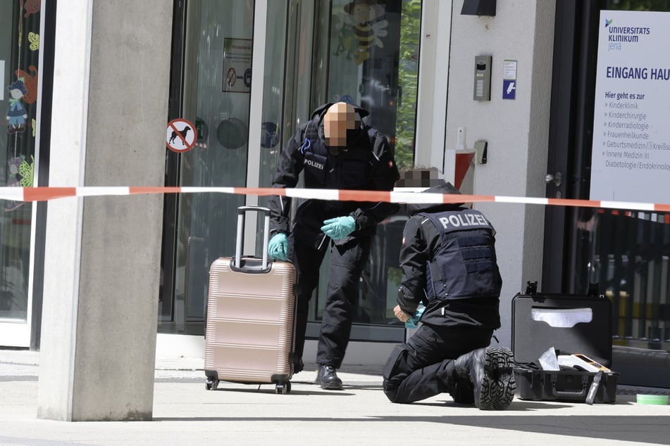 Beim Uniklinikum in Jena wurde ein Koffer gefunden, der weißes Pulver beinhaltet.