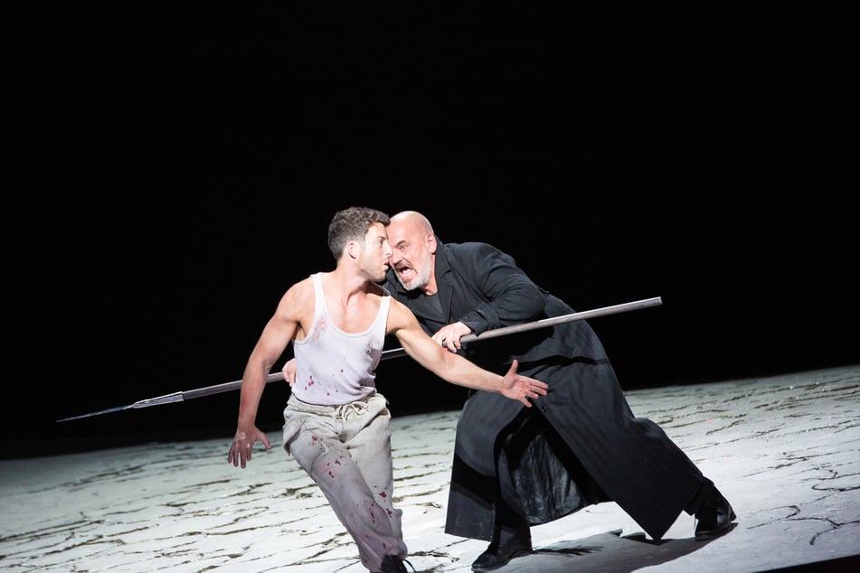 Jake Arditti als David (l.) und Florian Boesch als Saul im Kampf um Macht und Einfluss.