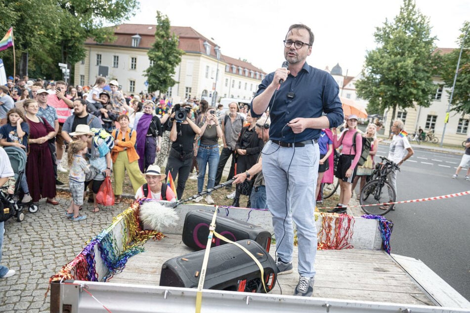 Auch Brandenburg-Innenminister Jan Redmann (46, CDU) schaut vorbei.