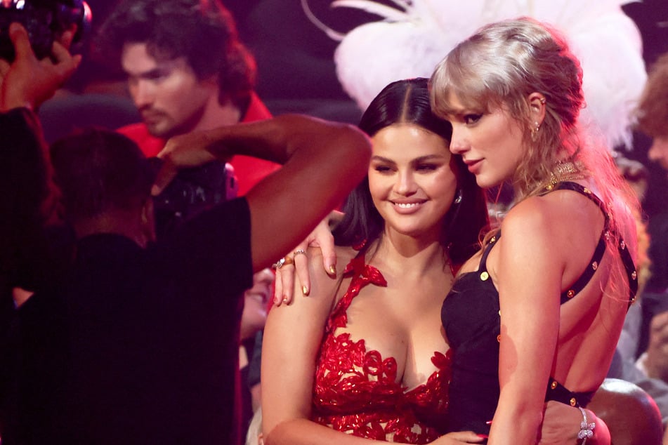 Taylor Swift (r) reunited with Selena Gomez at the 2023 VMAs on Tuesday.