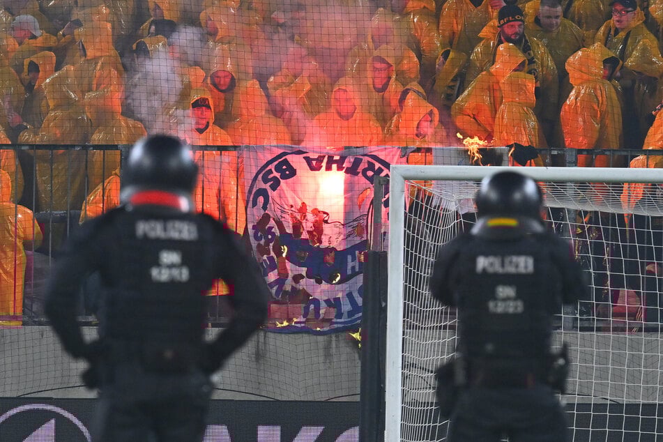 Schwere Ausschreitungen überschatteten die Partie zwischen Dynamo und Hertha am Samstagabend.