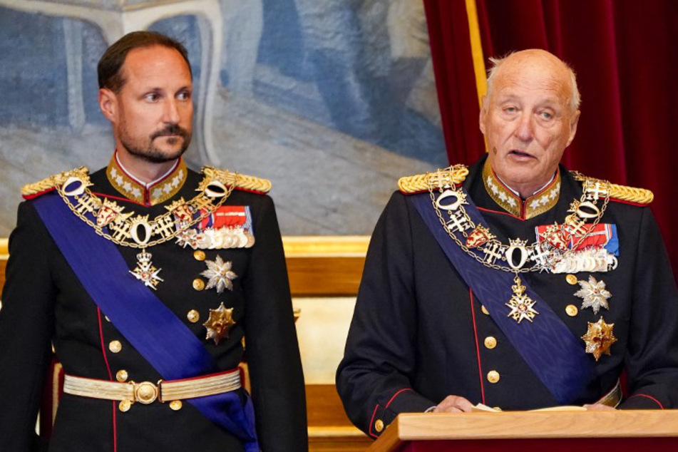 Kronprinz Haakon (48, l.) gemeinsam mit König Harald V. (85)