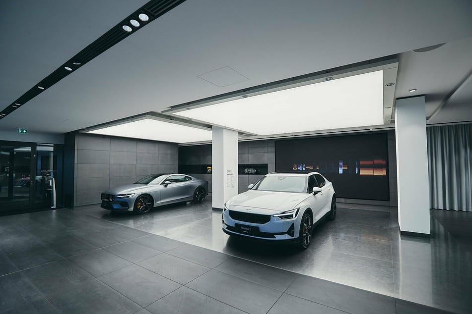 Blick in den ersten Polestar Space Düsseldorf. Hier bietet die Automarke den Polestar 2 zum Verkauf an.