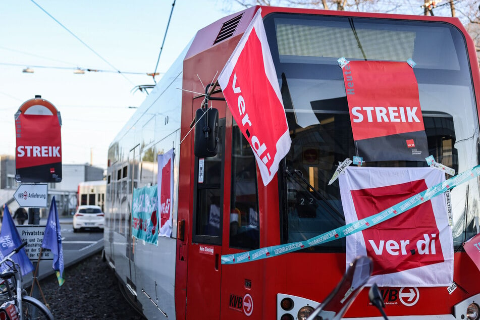 Die Gewerkschaft Verdi fordert in den Tarifverhandlungen mit Bund und Ländern acht Prozent mehr Lohn, mindestens aber 350 Euro mehr monatlich. (Symbolbild)