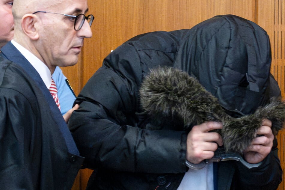 Der angeklagte syrische Arzt (40, r.) wurde neben seinem Anwalt Oussama Al-Agi zur Urteilsverkündung in den Gerichtssaal geführt.