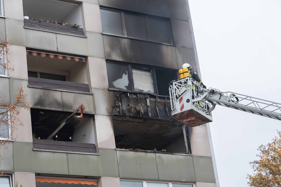 Die Flammen schlugen offenbar aus einem Fenster im vierten Stock.