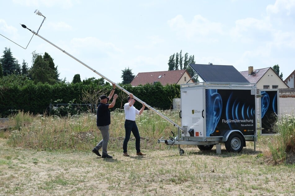 Eine mobile Messstation für Fluglärm wurde in Nordsachsen aufgestellt, um den Geräuschpegel am Flughafen Leipzig-Halle zu untersuchen.