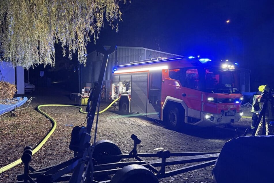 Berlin: Gaststätte steht komplett in Flammen - Dann stürzt das Dach ein!