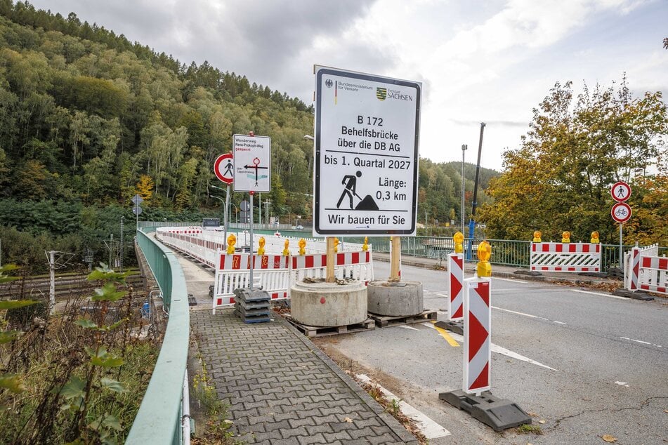 Die Errichtung der Ersatzbrücke ist ein wichtiger Zwischenschritt, um die nur noch eingeschränkt tragfähige Brücke abreißen zu können.