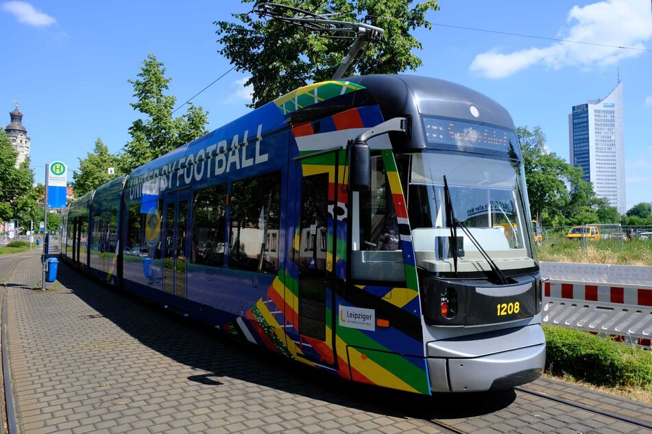 Die EM-Bahn rollt schon seit rund einem Jahr durch Leipzig. Tipp: Fahrt während des Turniers mit den öffentlichen Verkehrsmitteln in die Stadt.