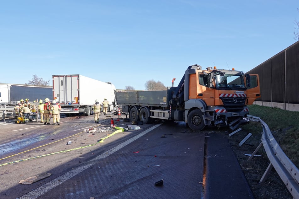 Der zur Baustellen-Absicherung eingesetzte Mercedes Axor knallte in die rechte Leitplanke.