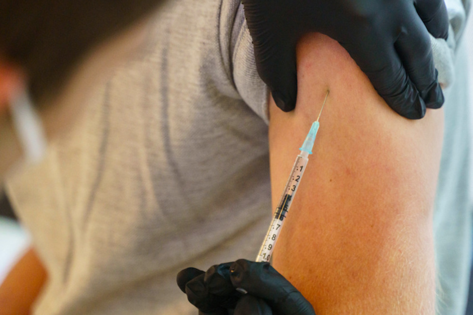 Ein Mann wird gegen das Coronavirus geimpft. In Bayern hat sich die Hälfte der Bevölkerung bisher impfen lassen.