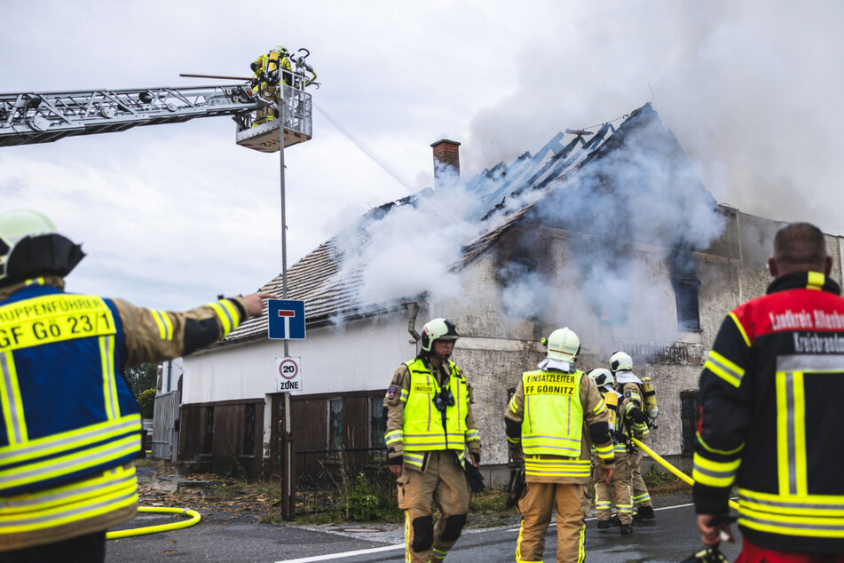 Historisches Haus brennt nieder: Feuerwehren aus zwei Bundesländern im Einsatz