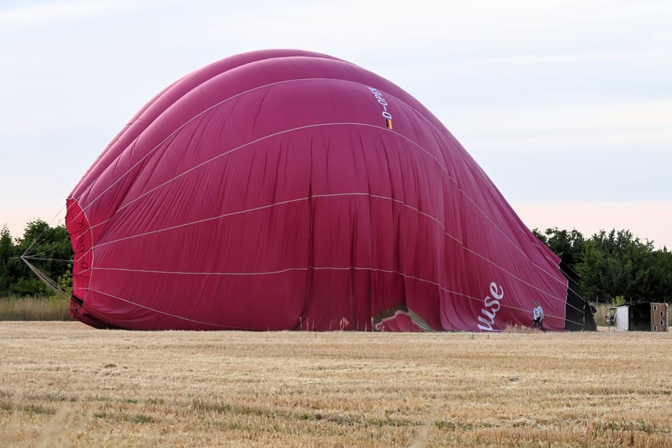 Auf einem frisch gemähten Acker in der Nähe Probstheidas landet der Ballon.