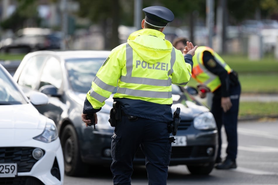 Die Polizisten fanden bei der Verkehrskontrolle heraus, dass der Wagen gestohlen war. (Symbolfoto)
