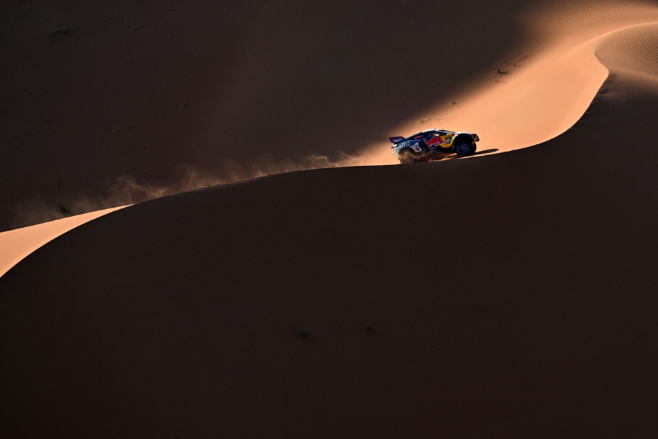 Hubschrauber wirft Lebensmittel ab: Rallye-Pilot muss in Wüste übernachten