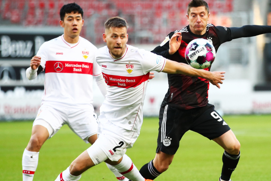 Stuttgarts 27-jähriger Japaner Wataru Endo (l. bis r.) und Waldemar Anton in Aktion gegen Münchens Weltklassestürmer Robert Lewandowski.