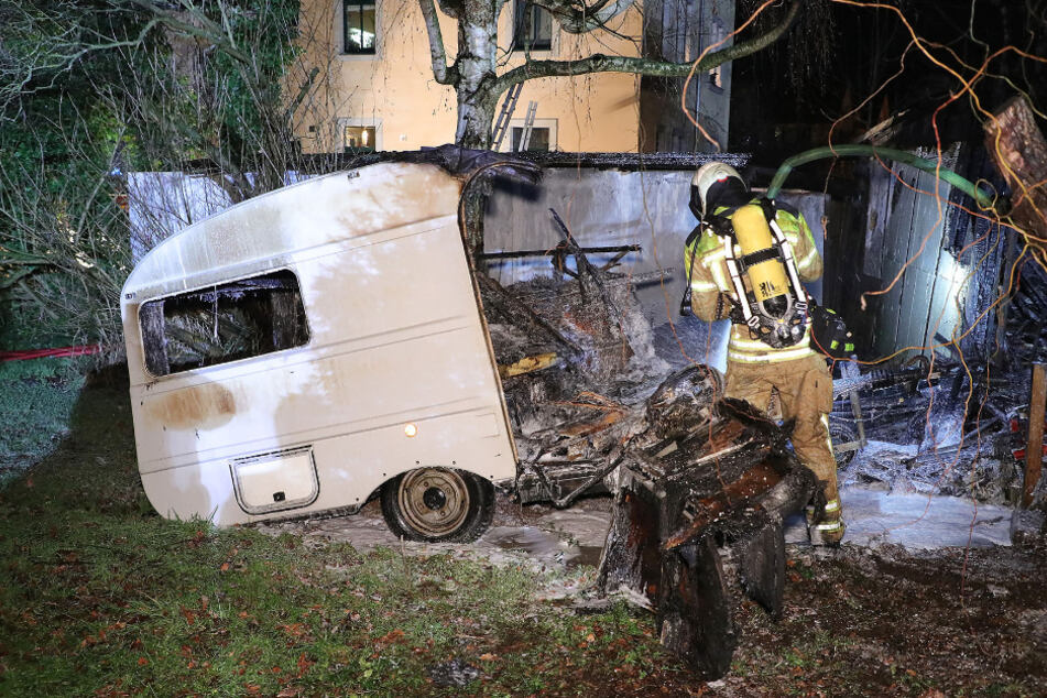 Als die Feuerwehr eintraf, griffen die Flammen auf einen zweiten Wohnwagen über.