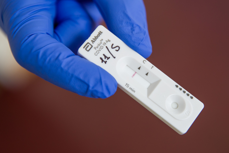 Corona-Tests von Beschäftigten im Bildungsbereich und von Schülerinnen und Schülern sollten weiter ausgebaut werden.