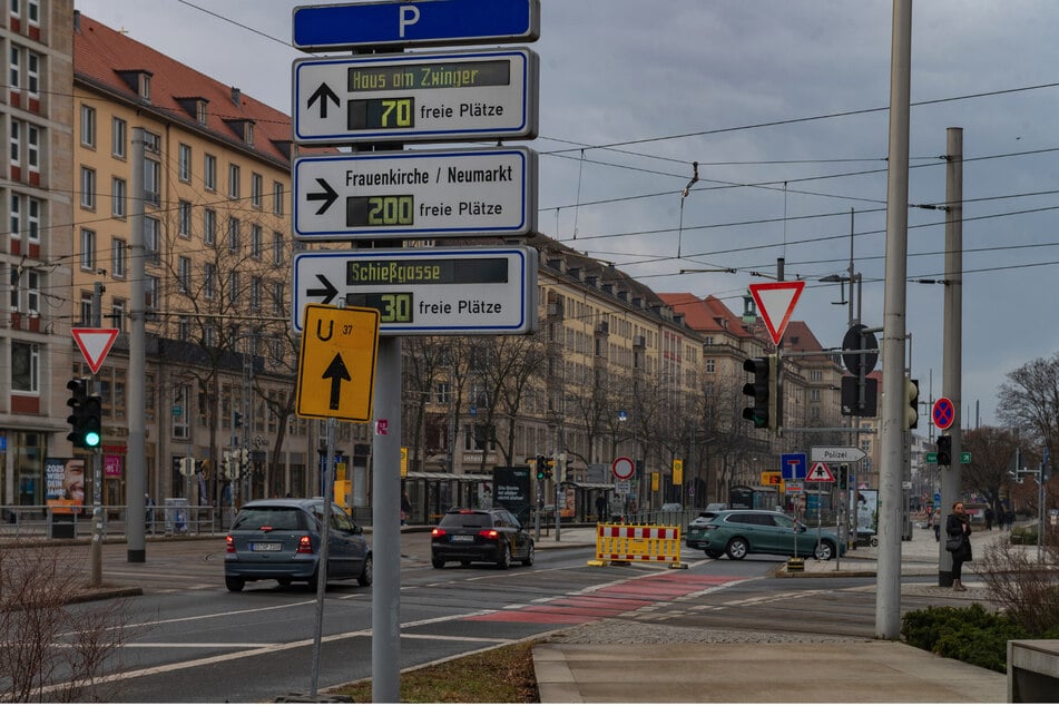 Verwirrend: Dieses Umleitungsschild am Pirnaischen Platz führt auf die gesperrte Wilsdruffer Straße.