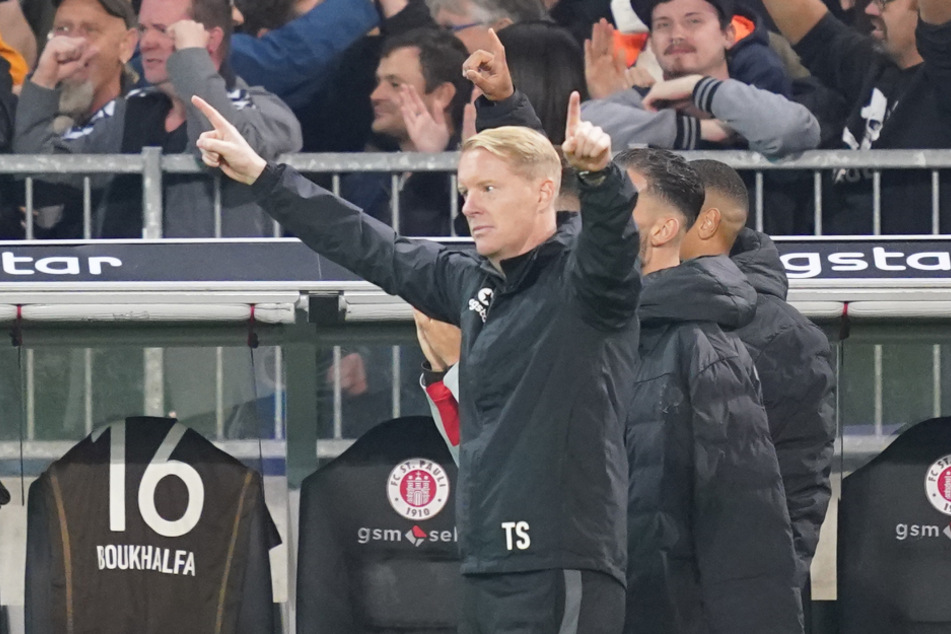 Ex-St.-Pauli-Trainer Timo Schultz (44) hat sich erstmals nach seiner Entlassung bei seinem neuen Verein geäußert.