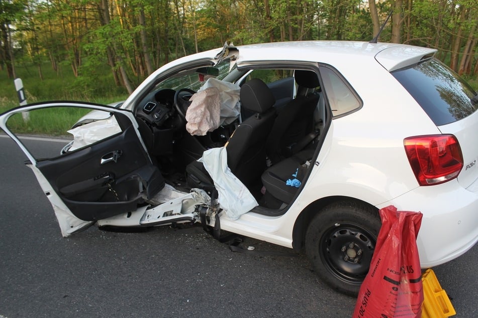 ... mussten die Feuerwehrleute die komplette Fahrerseite öffnen.