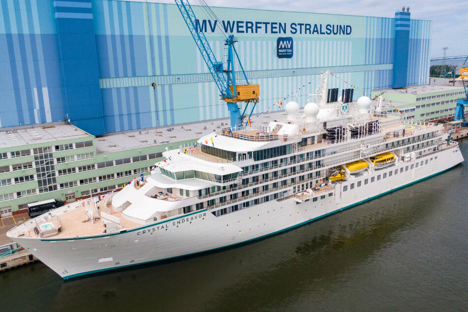 Nach knapp drei Jahren Bauzeit: Expeditions-Kreuzfahrtschiff verlässt Stralsund