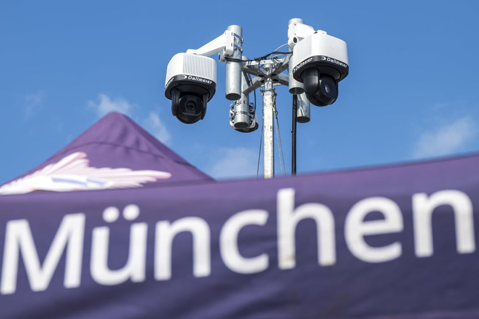 Die Münchner Polizei hat insgesamt drei mobile Videotürme beschafft, die mit einer ferngesteuerten Richtungs- und Zoomsteuerung ausgestattet sind.