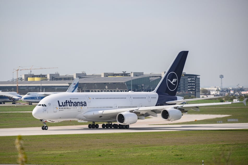 Ein Airbus A380 der Lufthansa nach der Landung in Leipzig.