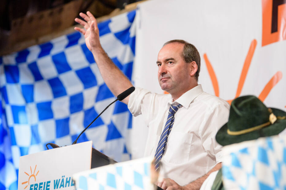 Hubert Aiwanger (Freie Wähler), stellvertretender Ministerpräsident von Bayern und Staatsminister für Wirtschaft, spricht beim Politischen Frühschoppen Gillamoos auf der Bühne.