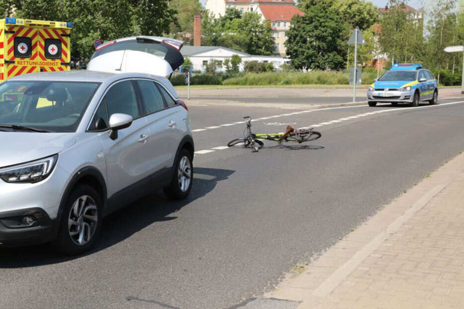 Am Ebertplatz in Dresden-Löbtau ist am Mittwochvormittag ein Auto mit einem Fahrrad zusammengestoßen.