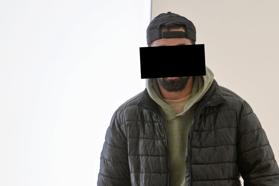 Naim W. (31) weist die Vorwürfe der Anklage im Amtsgericht Pirna zurück.