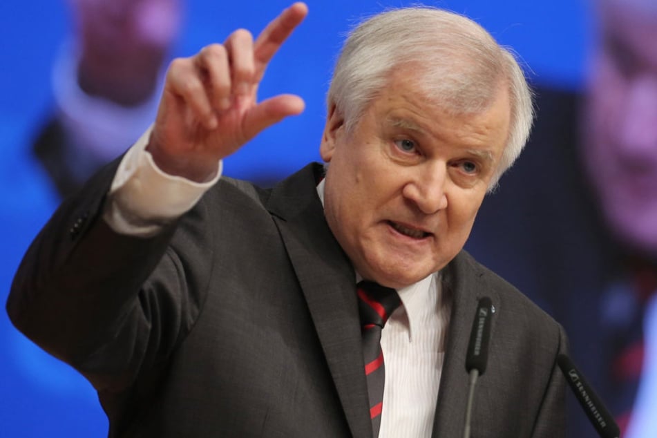 CSU-Chef Horst Seehofer will nach einem Wahlsieg im Herbst kommenden Jahres auf jeden Fall eine Obergrenze für Asylbewerber einführen.