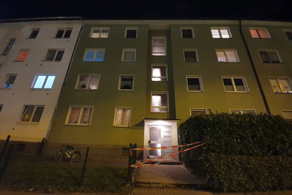 In dem Mehrfamilienhaus in Köln-Mülheim wurde eine Frauenleiche gefunden.