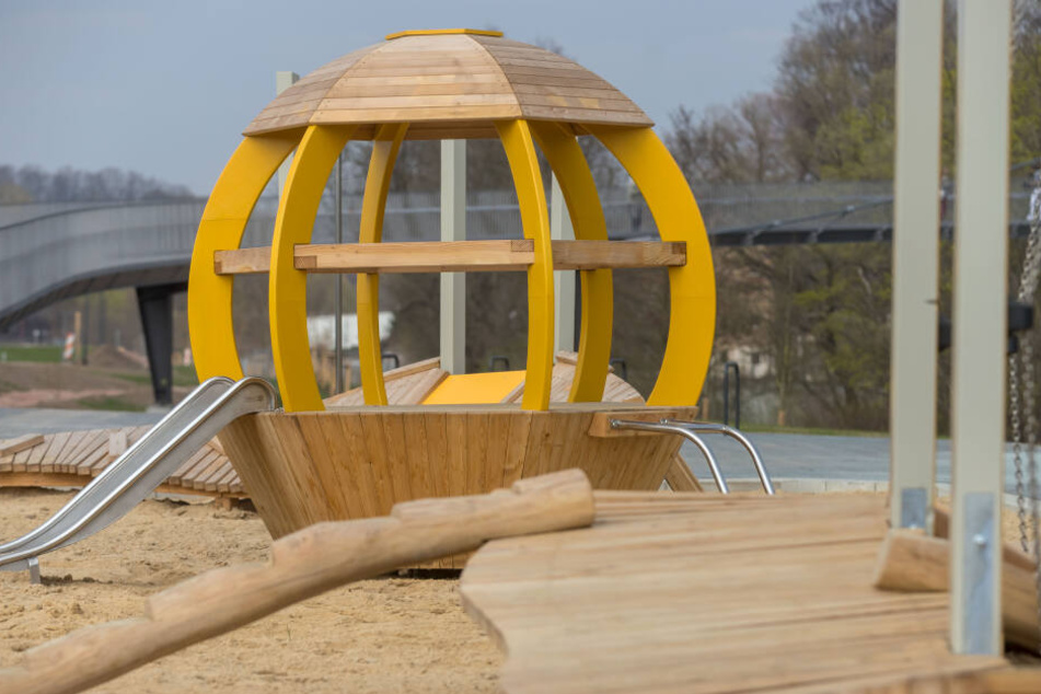 So niedlich! Wie eine kleine Bienenwabe sieht der Rutschturm auf dem neuen Kleinkinderspielplatz in der Zschopauaue aus.