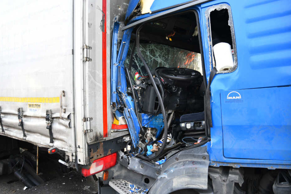 Das Fahrerhaus des Lastwagens wurde durch den Crash ganz schön mitgenommen.