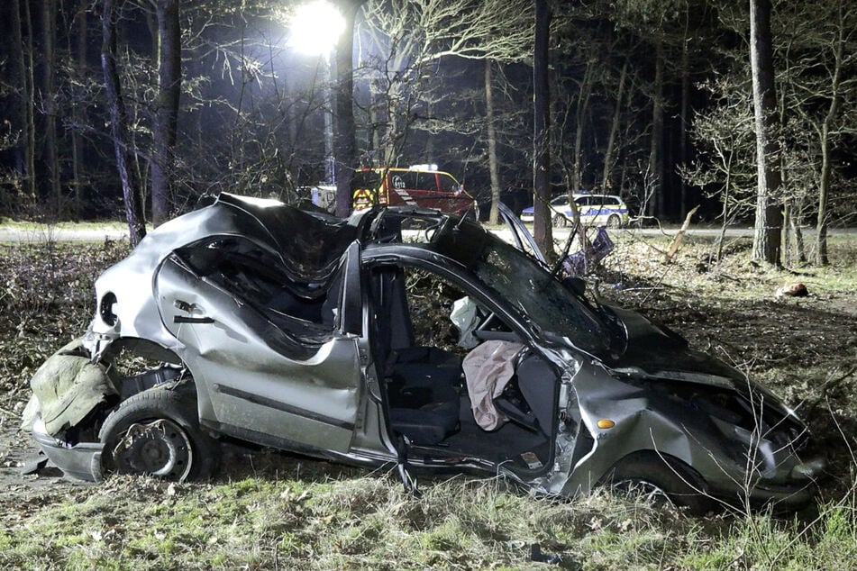 Vier Schwerverletzte: Auto kracht gegen Baum, Insassen werden aus Wagen geschleudert