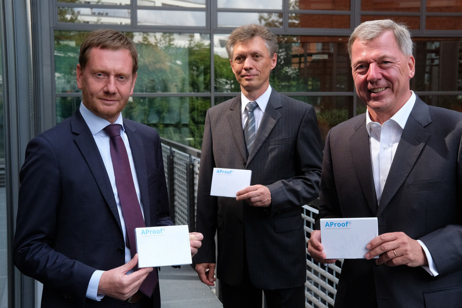 Ministerpräsident Michael Kretschmer (CDU), Prof. Ralf Hoffmann von der Uni Leipzig und Adversis-Chef Jörg Gaber präsentierten gestern den neuen Corona-Test der Öffentlichkeit.