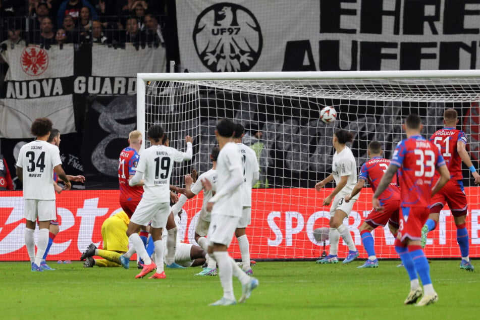 Beim 3:3-Unentschieden von Eintracht Frankfurt gegen Viktoria Pilsen geriet das Ergebnis der Europa-League-Partie für kurze Zeit zur Nebensache.